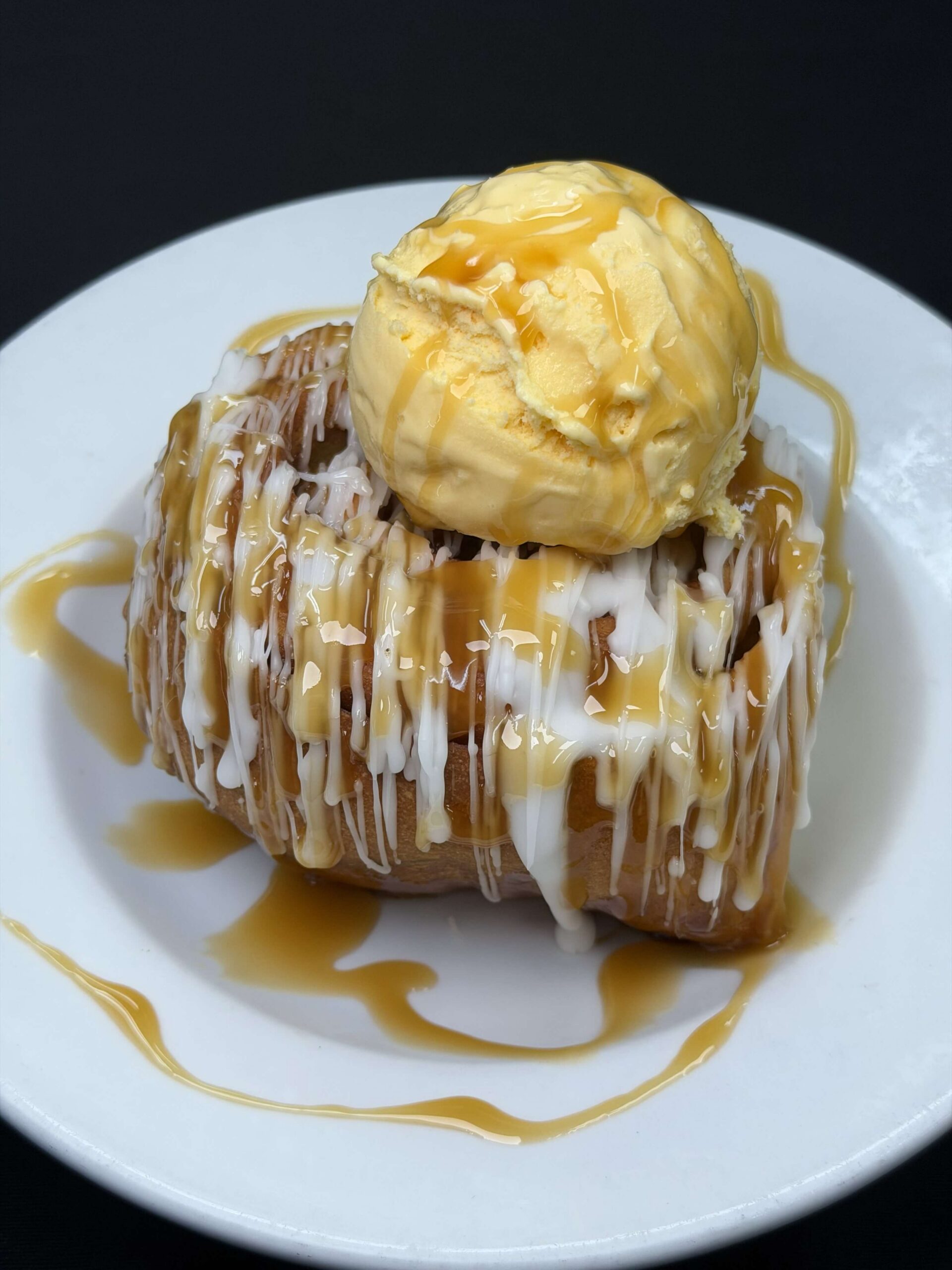 CINNAMON ROLL SUNDAE